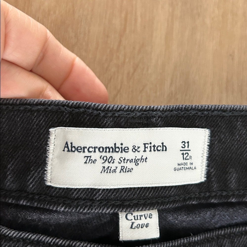 Like new - ABERCROMBIE & FITCH The 90’s Straight Mid-Rise Jean in Black - Picture 2 of 10